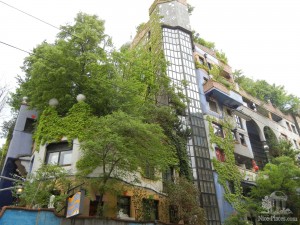 На крыше и террасах дома Хундертвассера уже целый лес (Вена)