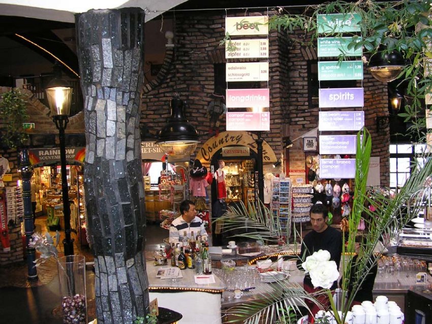 Фото достопримечательностей Вены: Кафе на первом этаже дома Хундертвассера в Вене