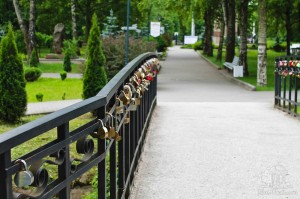 Практически на каждом мостике в черте города Калининграда все усыпано замочками. Вешают такие на счастье обычно влюбленные и молодожены. (Европейская часть России)