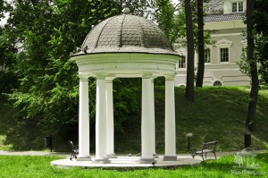 Беседка в парковой зоне Калининграда (Европейская часть России)