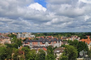 Вид с высоты 50 метров на город Калининград сквозь смотровое окно аттракциона "Колесо обозрения" (Европейская часть России)