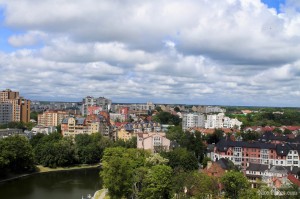 Вид с высоты 50 метров на город Калининград сквозь смотровое окно аттракциона "Колесо обозрения" (Европейская часть России)