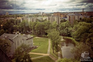 Вид с высоты 50 метров на город Калининград сквозь смотровое окно аттракциона "Колесо обозрения" (Европейская часть России)