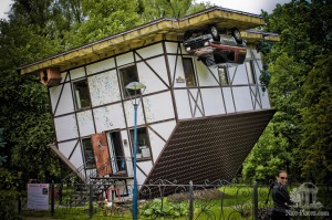 Знаменитый "Дом вверх дном". Стал достопримечательностью Калининграда относительно недавно. Примечателен тем, что в нем все наоборот. То есть гости в буквальном смысле ходят по потолку в комнатах среди перевернутой мебели. У многих начинает кружиться гол (Европейская часть России)