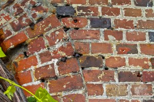 В стенах фортов до сих пор засели осколки снарядов и пули  от атак советских солдат. (Европейская часть России)