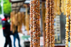 Продажа янтаря на улице около форта, в котором размещен местный Музей Янтаря. То есть - у башни "Дона". Dohna tower.  (Европейская часть России)