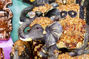 Продажа сувениров из янтаря на улице около форта, в котором размещен местный Музей Янтаря. (Европейская часть России)