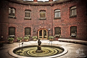 Внутренний двор башни "Дона". В нем достаточно уютно. По центру бьет небольшой фонтан. Все увито плющом и виноградом. (Европейская часть России)