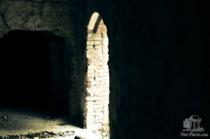 В Калининграде кроме открытых для туристов больших фортов есть масса фортов и укреплений заброшенных. Если вы зайдете внутрь такого старого здания, вас ждет разруха, запустение и темнота. (Европейская часть России)