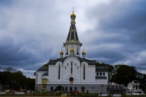 Храм святого благоверного великого князя Александра Невского в городе Калининграде. Огромное, величественное строение, уходящее высоко в небо (Европейская часть России)