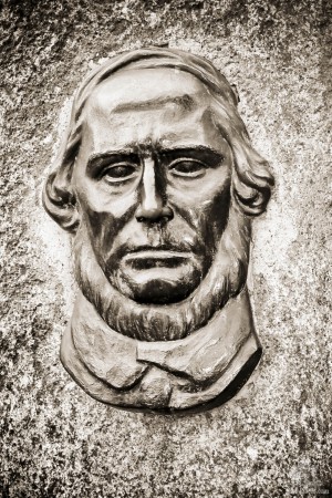 Крупный план памятного знака, посвященного Юлиусу Руппу. Расположен на острове Канта в Калининграде. Рупп известен тем, что создал "Свободную евангельскую общину" и пересмотрел некоторые фундаментальные классические принципы религии своего времени. За св (Европейская часть России)