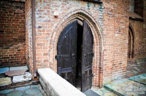 Кафедральный собор сохранил все приметы старого времени. Даже от железа на дверях веет стариной. Говорят, что эти выбоины и маленькие дырочки в дверях остались после атаки советских войск на Кенигсберг. (Европейская часть России)