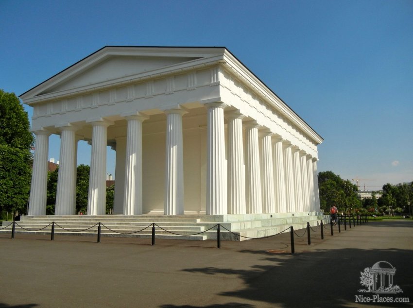 Фото достопримечательностей Вены: Храм Тезея. Здесь периодически выставляется одна единственная инсталляция объекта современного искусства