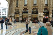 Черно-золотой Макдональдс (Милан)