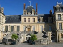 Большой дворец с лестницей-подковой перед двором Белой Лошади (Франция)