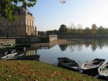 Вид на часть дворца и пруд (Франция)