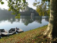 Фонтенбло. Пруд и павильон на нем