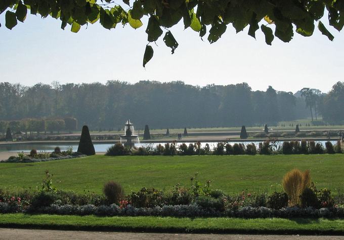 Фото достопримечательностей Франции: Фонтенбло. Регулярный парк и фонтан