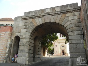 Одни из ворот в Старую Буду (Будапешт)