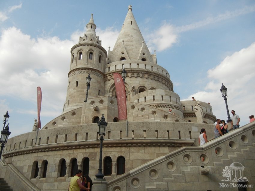 Фото достопримечательностей Будапешта: На башнях Рыбацкого бастиона есть несколько обзорных площадок, из которых открывается прекрасный вид на Пешт