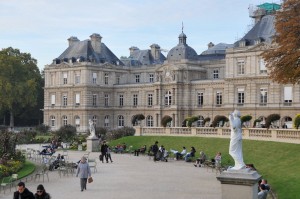 Возле дворца всегда много отдыхающих. Вокруг свободно стоят стулья, куда захотел - туда и придвинул. В отличие от стационарных скамеек очень удобно (Париж)