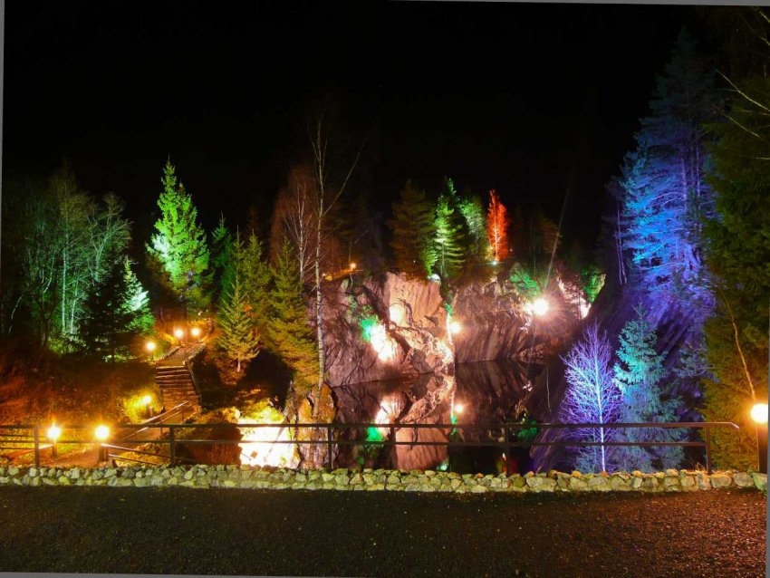 Фото достопримечательностей Карелии: Вид с обзорной площадки на подсвеченный Мраморный карьер