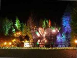 Вид с обзорной площадки на подсвеченный Мраморный карьер