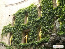 Центральный колодец внутри сферического музея (Коста Брава)