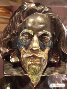 ...и не только на холсте. Если присмотреться, то каждый фрагмент лица - отдельная мини-картина (Коста Брава)