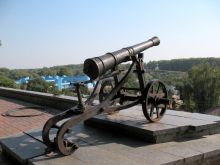 На Черниговском Валу 12 чугунных пушек