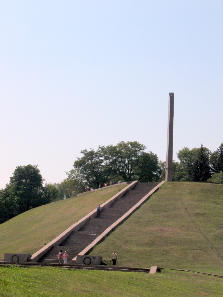 Фото достопримечательностей Чернигова и Черниговской области: Вечный огонь на Болдиной горе