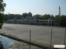 Возле площади героев - ровная территория - самый большой бесплатный каток Будапешта (Будапешт)