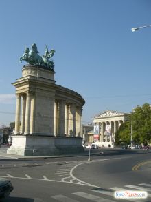 Плащадь героев огибается кольцом автодороги - один из самых популярных туристических маршрутов (Будапешт)