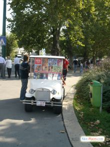 Вот на таких маленьких машинках в центре города продают мороженное, газеты и т.п. (Будапешт)
