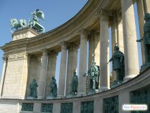 В арках этих двух колонад Вы можете увидеть фигуры всех именитых политических и религиозных деятелей Венгрии