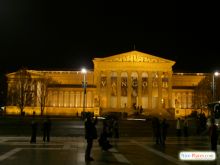 Слева от памятника - здание музея изобразительных искусств (Будапешт)