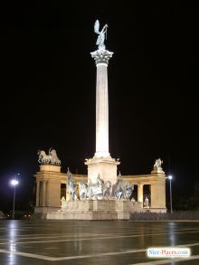 Площадь Героев особенно эффектна ночью