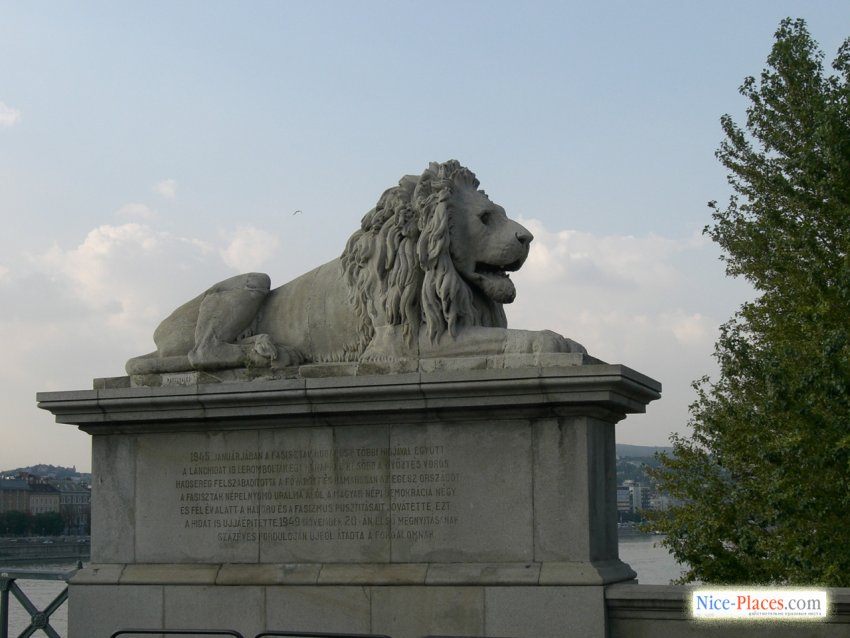 Фото достопримечательностей Будапешта: Каменные львы охраняют вход на мост