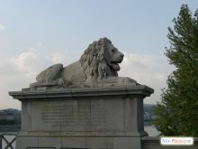 Каменные львы охраняют вход на мост (Будапешт)