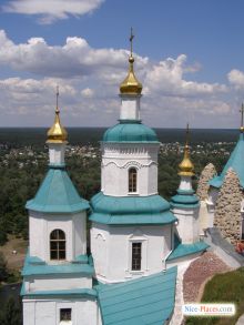 Монастырь можно обойти с другой стороны, но пройти насвозь не удастся