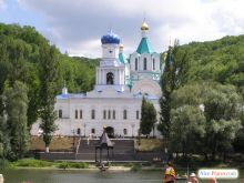 Храм, вид с пляжа напротив