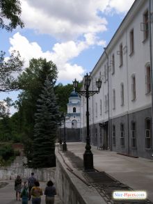 Дорога к Артему проходит вокург монастыря (Святогорск)