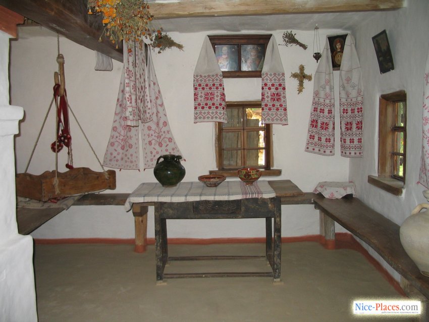 Фото достопримечательностей Киева и Киевской области: Настоящая кухонная утварь &mdash; привезена из регионов, к которым относятся дома