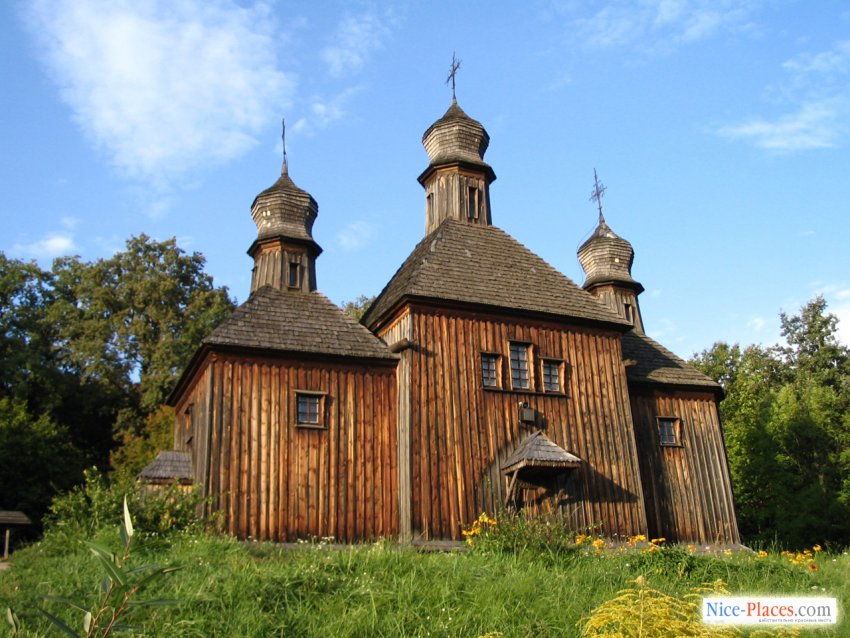 Фото достопримечательностей Киева и Киевской области: В музее несколько различных церквей. Большинство из них &mdash; действующие.