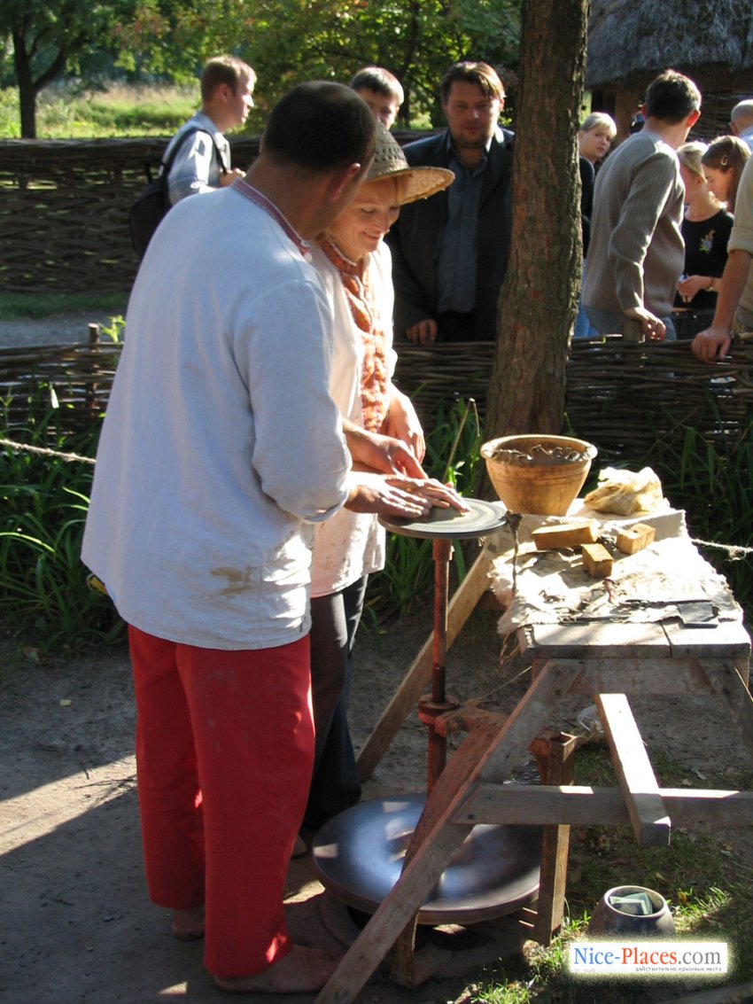 Фото достопримечательностей Киева и Киевской области: Хотите научиться гончарному мастерству &mdash; Вам сюда. А если и не научитесь, то уж самодельную вазочку &mdash; точно на память заберете.