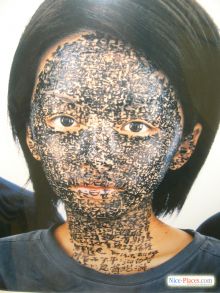 Серия картин в одном из помещений. Восточные лица с иероглифами