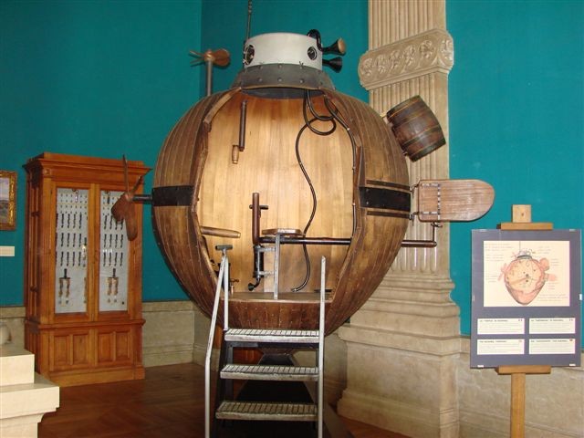 Фото достопримечательностей Лазурного берега Франции: Интерьеры музея видели вовсе уж уникальные плавательные аппараты