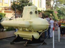 Знаменитый батискаф Кусто выставлен на входе в музей (Города французской Ривьеры)