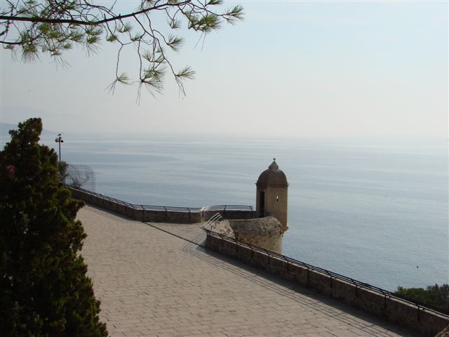 Фото достопримечательностей Лазурного берега Франции: На территории музея располагается обзорная площадка с одним из лучших видов на акваторию Лазурного Берега 