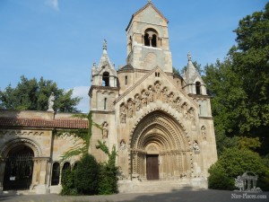Небольшая часовня на территории замкового комплекса Вайдахауняд (Будапешт)